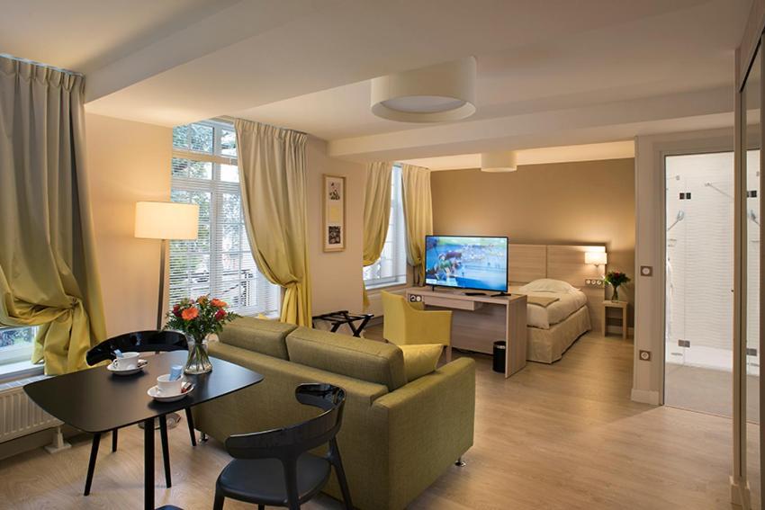 Domitys - Le Carillon D'Or Aparthotel Maubeuge Exteriör bild